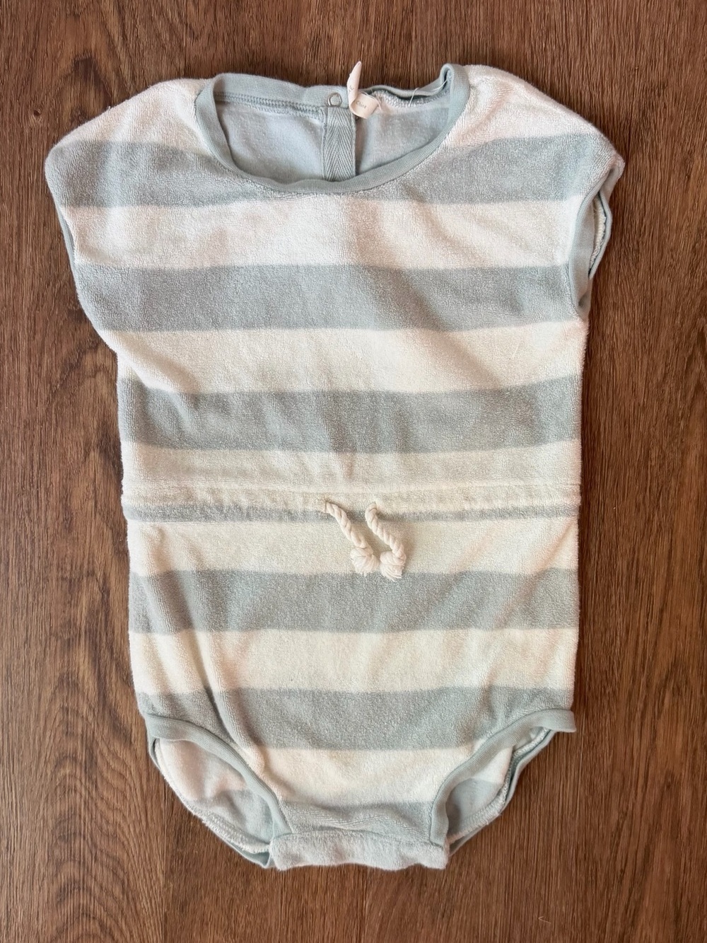 Quincy Mae Terry Retro Romper in a gray and white stripe pattern, size: 2-3Y